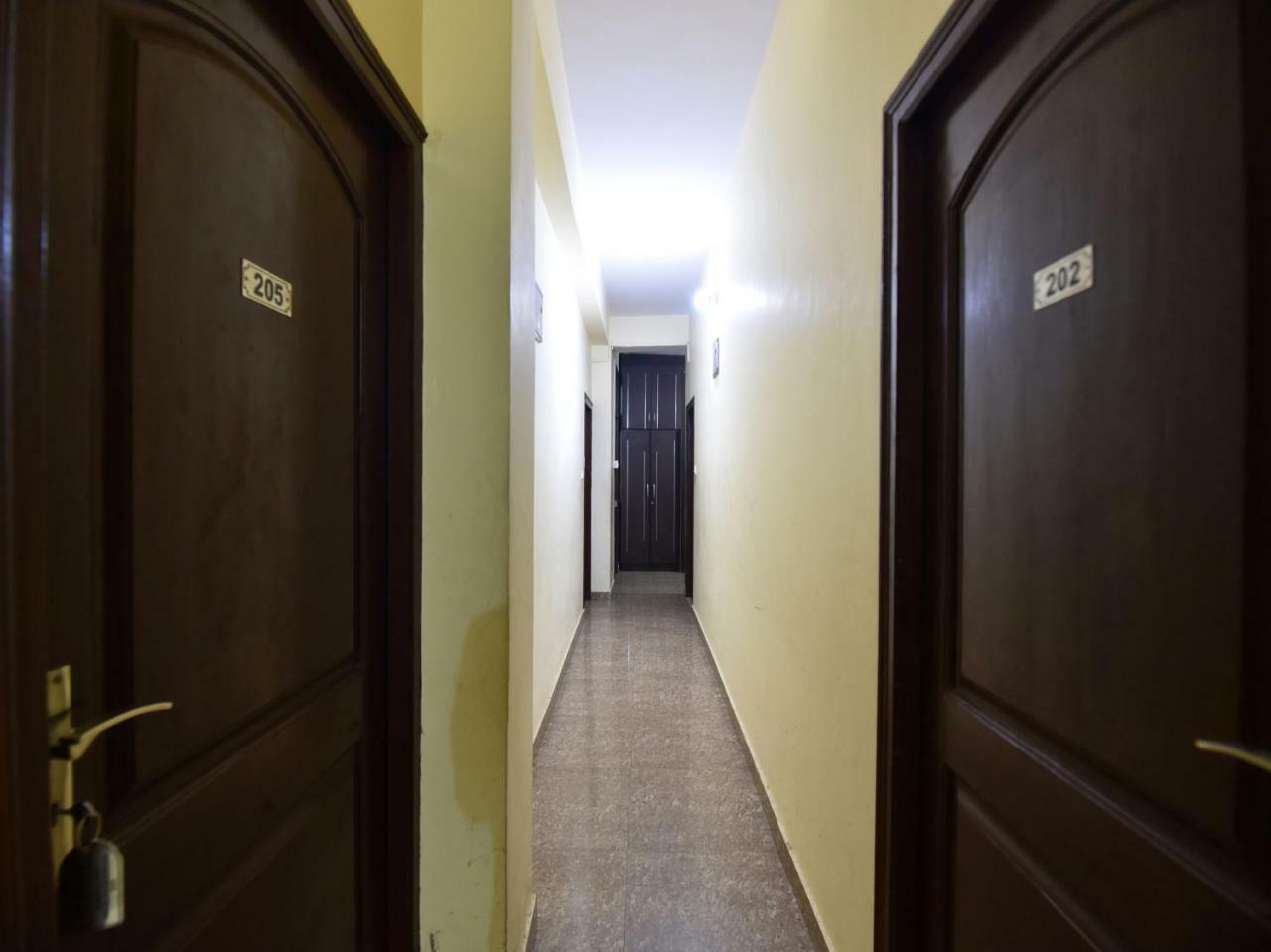 Oyo 28027 Hotel Dhruv Mandi Eksteriør billede