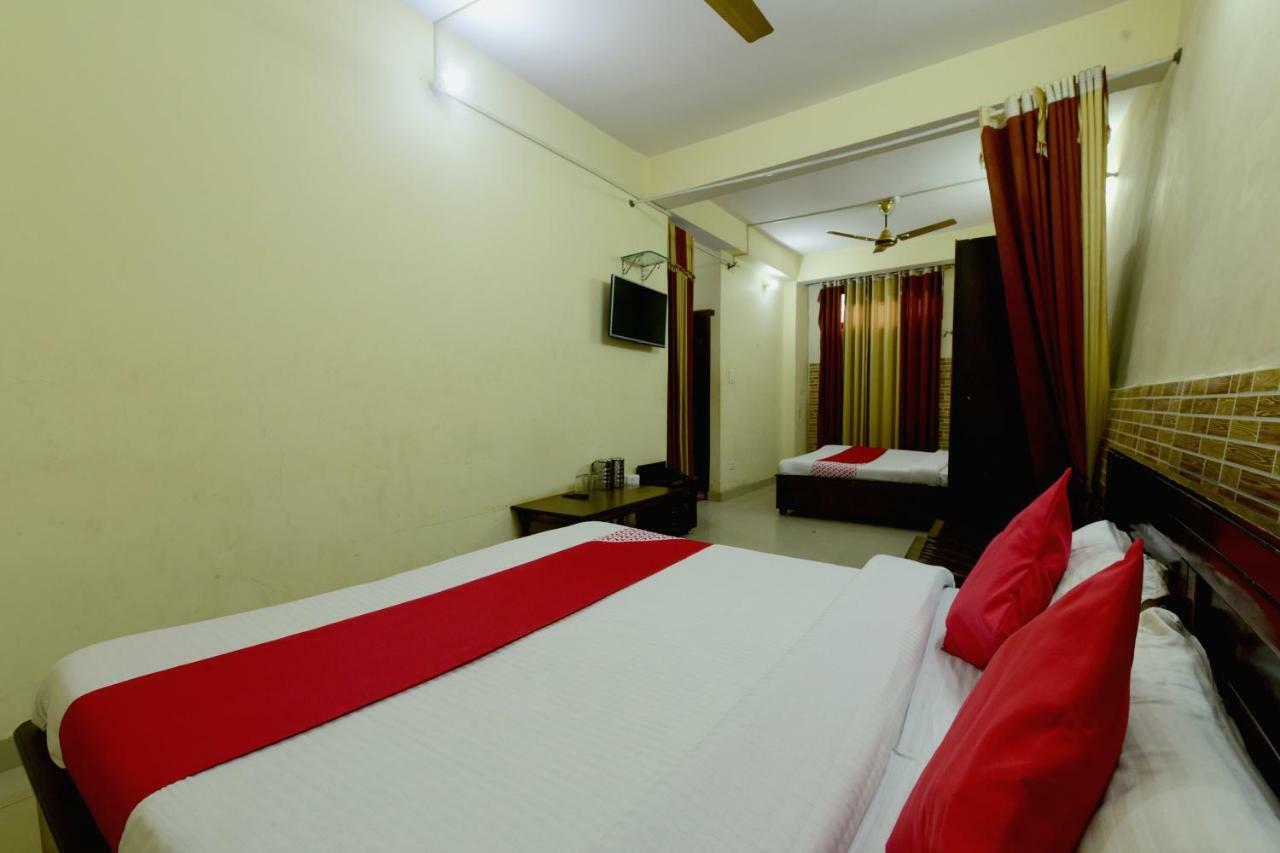 Oyo 28027 Hotel Dhruv Mandi Eksteriør billede